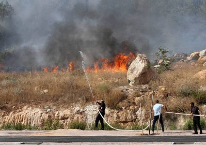 الاحتلال يزعم:اندلاع حرائق كبيرة بغلاف غزة جراء البالونات الحارقة