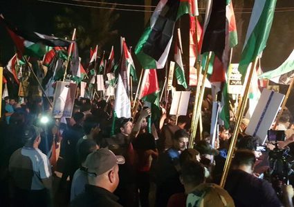 اقتحام السفارة البحرينية في بغداد ورفع العلم الفلسطيني فوقها