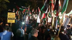 اقتحام السفارة البحرينية في بغداد ورفع العلم الفلسطيني فوقها
