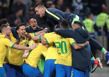 البرازيل تتأهل إلى نصف النهائي بشق الأنفس