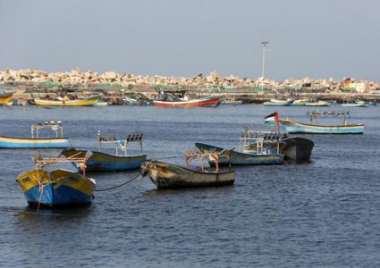 الاحتلال يوسع مساحة الصيد في بحر غزة