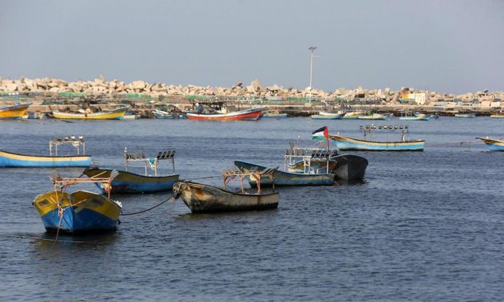 الاحتلال يوسع مساحة الصيد في بحر غزة