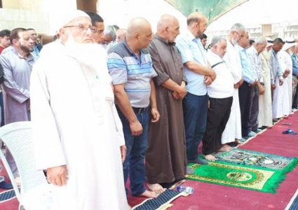 مواطنون يؤدون الصلاة في واد الحمص المهدد بالهدم