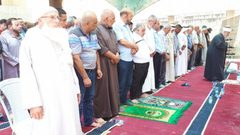 مواطنون يؤدون الصلاة في واد الحمص المهدد بالهدم