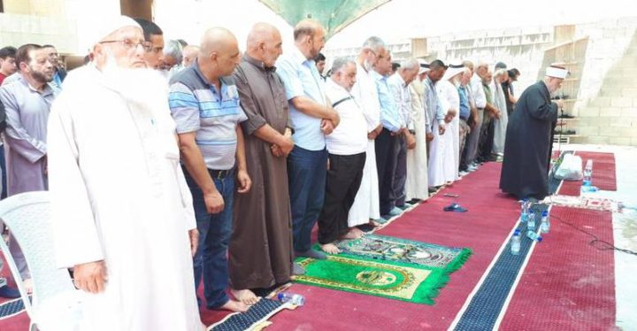 مواطنون يؤدون الصلاة في واد الحمص المهدد بالهدم