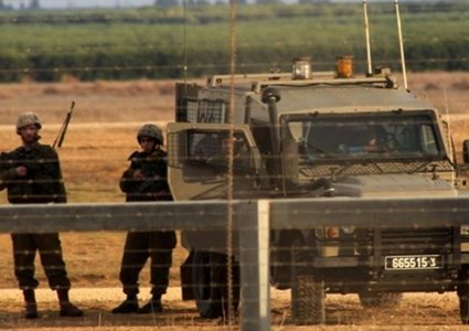 الاحتلال يعتقل شابين بزعم اجتياز السياج الفاصل جنوب القطاع