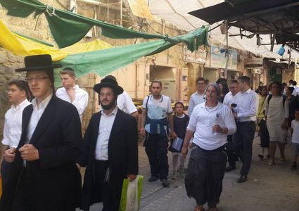 مستوطنون يقتحمون البلدة القديمة في الخليل