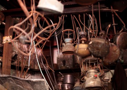 رجل فلسطيني ، أبو هاني المصعبي ، 68 عاماً ، يعمل على تصنيع وصيانة أدوات تقليدية من الكيروسين وأواني الطهي في متجره في مدينة غزة .