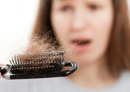 احذر..علامات ترافق تساقط شعرك تخفي مشكلات صحية خطيرة