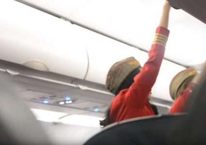 الاعتداء على مضيفة طيران بسبب رفضها تلبية رغبة 3 شبان