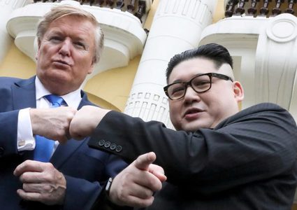 شبيهي "كي وترامب" يجتمعان في احدى حانات اليابان