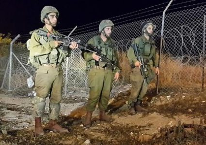 الاحتلال يعتقل 4 مواطنين على حدود قطاع غزة