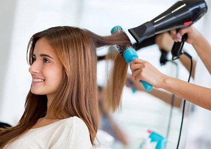 "خبيرة" تجميل تحرق فروة رأس طالبة جامعية!