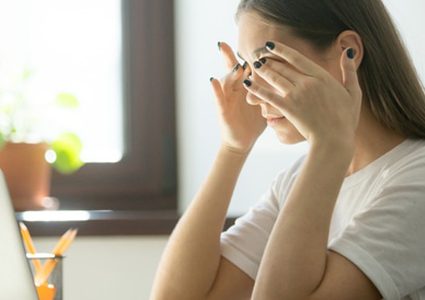 علاقة اعتام عدسة العين بالصداع الشديد..؟