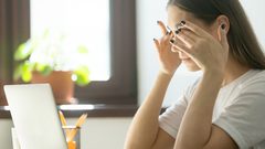 علاقة اعتام عدسة العين بالصداع الشديد..؟