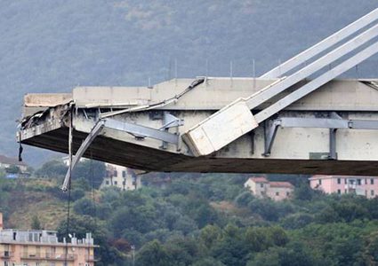 شاهد لحظة تفجير جسر جنوى في ايطاليا