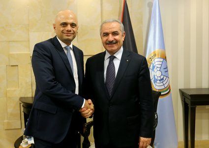 اشتيه يطالب بريطانيا بالضغط على اسرائيل للإفراج عن أموال المقاصة