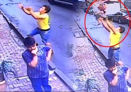 مهاجر جزائري ينقذ رضيعة سورية من موت محقق