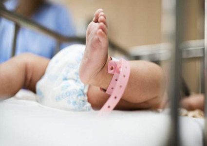 سيدة تقطع رضيعها وتلقيه في الصرف الصحي