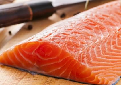 السلمون غذاء فعال للتخلص من التجاعيد