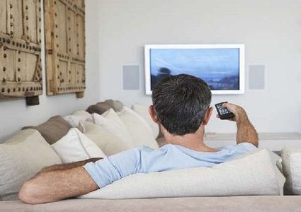 التربع أمام التلفزيون مضر أكثر من الجلوس في العمل!