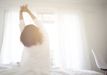 استيقاظ المرأة مبكرا يخفض من خطر إصابتها بسرطان الثدي