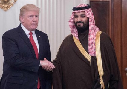 شاهد ترامب يمازح الامير محمد بن سلمان