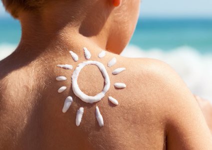 دراسة: حروق الشمس في فترة الطفولة تزيد خطر الاصابة بسرطان الجلد