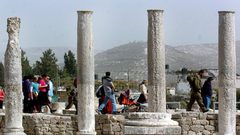 عشرات المستوطنين يقتحمون المنطقة الأثرية في سبسطية