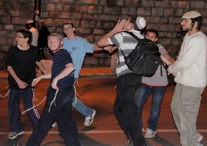 مستوطنون يهاجمون مواطناً ويعتدون عليه بالخليل