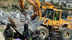 الاحتلال يوقف شق طريق في بتير