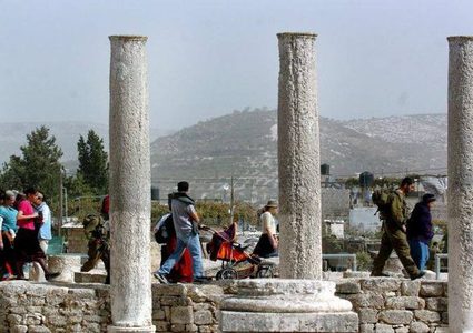 مستوطنون يقتحمون الموقع الأثري في سبسطية