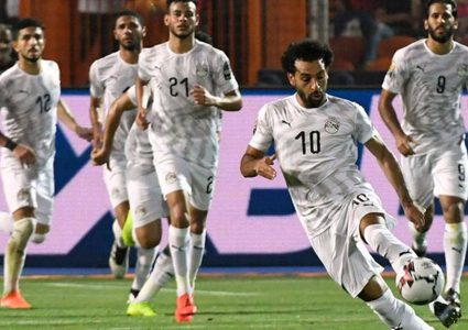 مصر تحافظ على نظافة شباكها وتتصدر بهدف صلاح "المذهل"