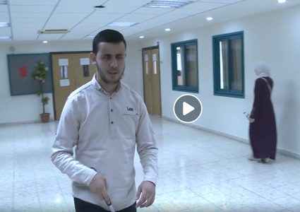 الطالب محمد أبو حلوان يحارب إعاقته البصرية بنور العلم والمعرفة