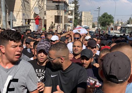 آلاف المواطنين يشيعون جثمان الشهيد عبيد