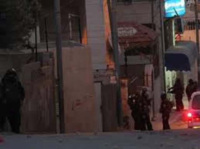 اعتقال 4 مقدسيين بعد الاعتداء عليهما أمام خيمة عزاء الشهيد عبيد