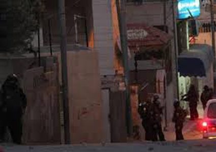 اعتقال 4 مقدسيين بعد الاعتداء عليهما أمام خيمة عزاء الشهيد عبيد