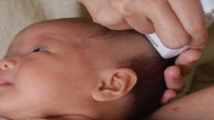 هل تساعد حلاقة شعر المولود الجديد على نمو الشعر؟