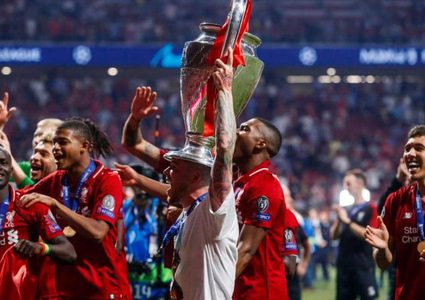 ظهير ليفربول يودع "الريدز" برسالة مؤثرة