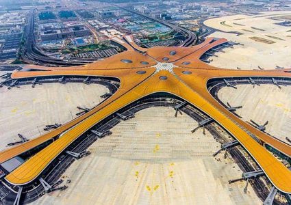 صالة سفر بحجم (140 ملعب كرة قدم) في مطار بكين