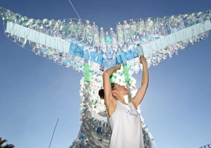 حوت عملاق من البلاستيك لمحاربة التلوث