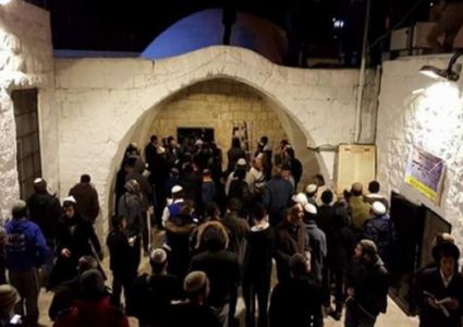 مستوطنون بحماية من قوات الاحتلال يقتحمون المنطقة الشرقية من نابلس