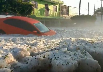 مدينة مكسيكية "يطمرها" جليد من السماء!