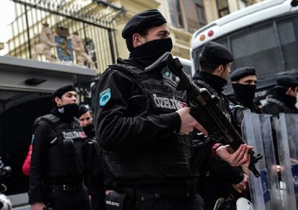 الشرطة التركية تعتقل أشخاص حرّضوا ضد سوريين بمواقع التواصل