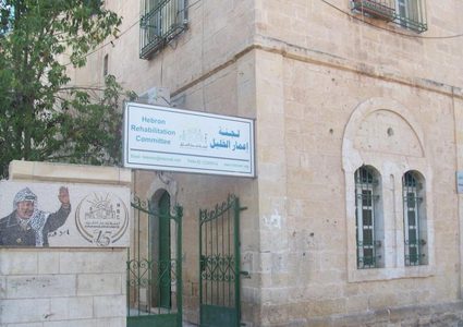 قوات الاحتلال تمنع لجنة اعمار الخليل من ترميم منزل بشارع الشهداء