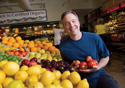 رجل يتناول طعام منتهي الصلاحية لمدة عام كامل.. والسبب؟