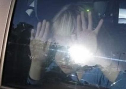 طفل نسيه أهله داخل سيارة يدخل العناية المكثفة والشرطة تتدخل