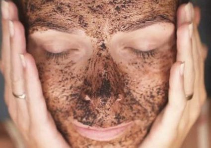 بالقهوة والقرفة تصبح بشرتك أصغر بسنوات