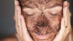 بالقهوة والقرفة تصبح بشرتك أصغر بسنوات