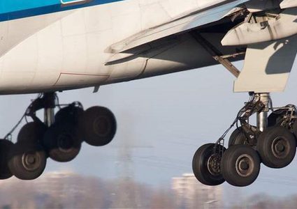 سقط من جهاز الهبوط في الطائرة جثة هامدة